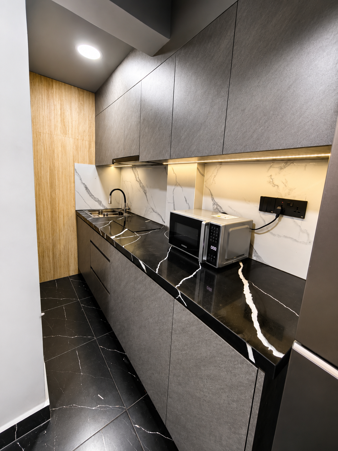 Elite Executive 1-BR Apartment + Private Balcony photo 13